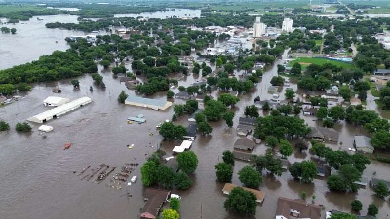 Midwest Faces Dual Threats: Severe Flooding and Record-Breaking Heat Wave